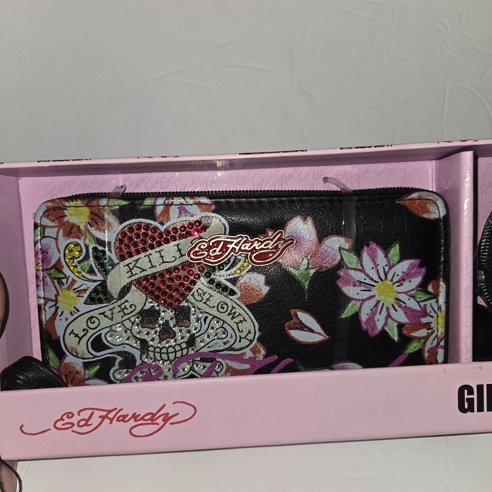 Ed Hardy Gift Set Zip Around Wallet & Key Ring W/Charm Love Kills Slowly NWT - Picture 3 of 4